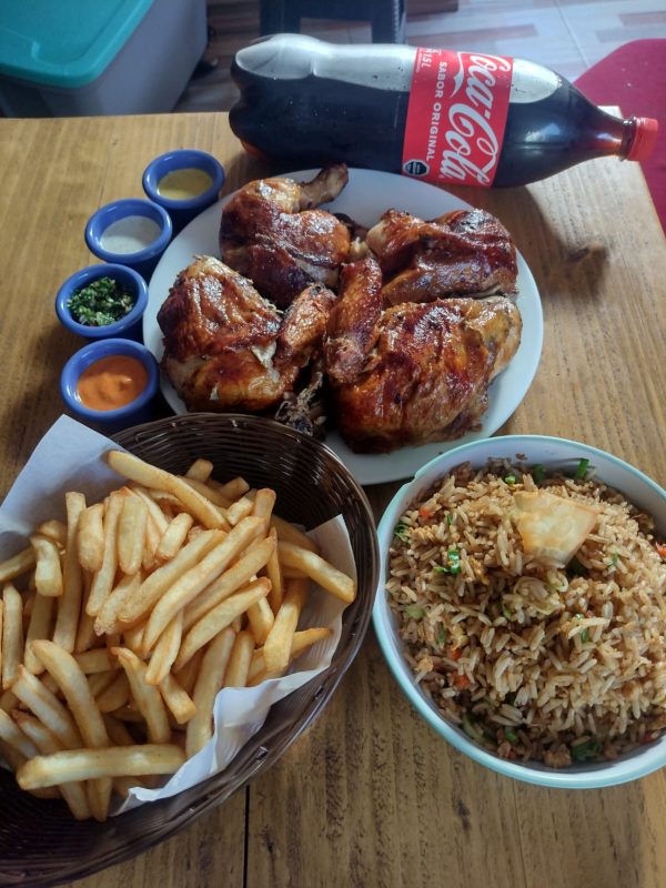 1 Pollo Entero Acompañado con Papas Fritas + Arroz Chaufa y bebida de 1 ½ Coca cola.