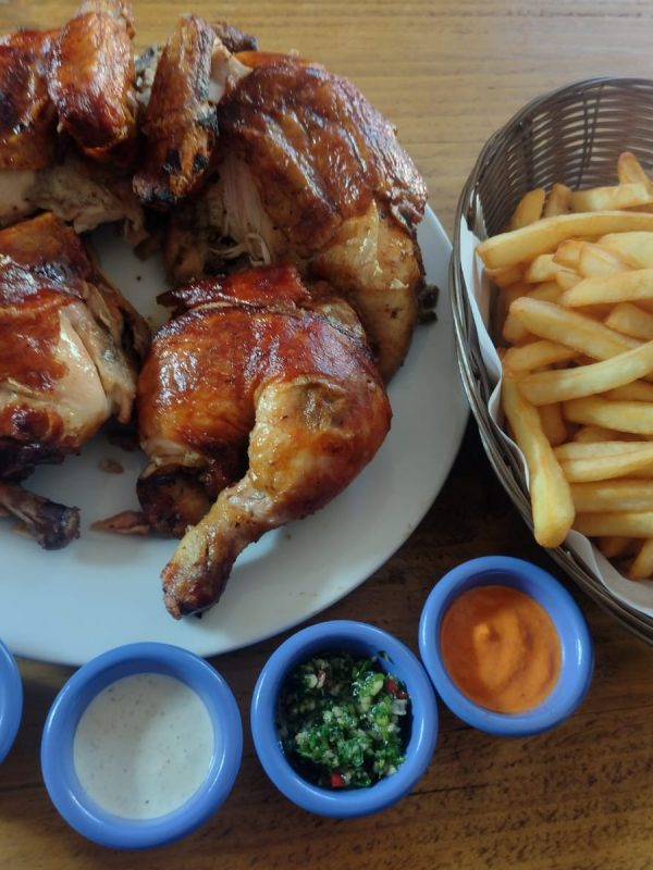 1 Pollo Entero Acompañado con Papas Fritas.