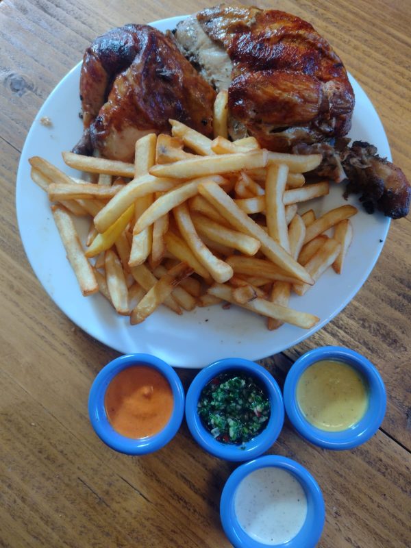 ½ Pollo Acompañado con Papas Fritas.
