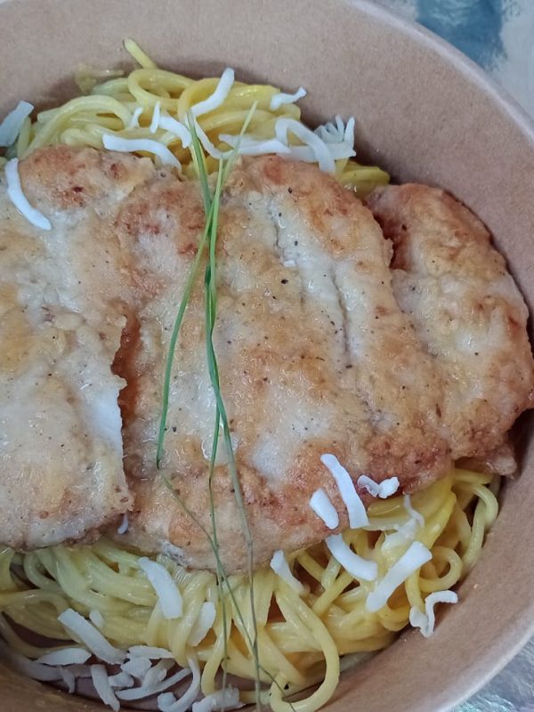 Tallarines A La Huancaina Con Milanesa