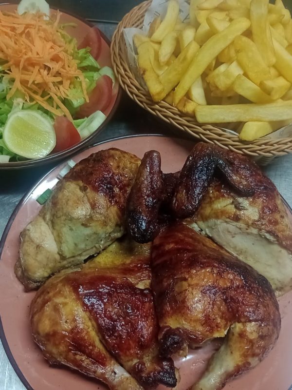 1 Pollo Entero Acompañado con Papas Fritas y Ensalada