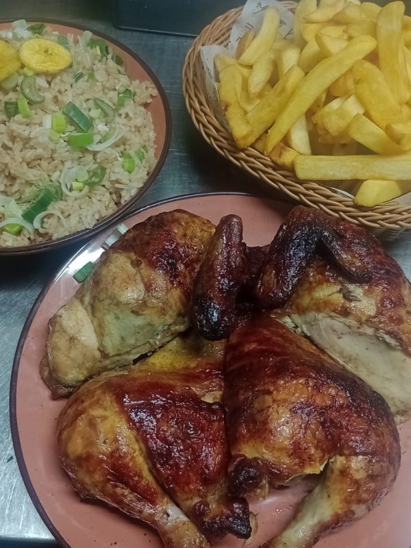 1 Pollo Entero Acompañado con Papas Fritas + Arroz Chaufa