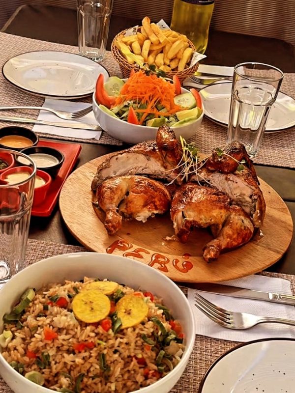 1 Pollo Entero acompañado con papas fritas, Arroz chaufa,  ensalada + Inka Cola 1litro 1/2