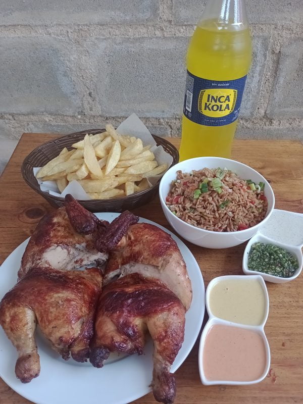 1 Pollo Entero Acompañado con Papas Fritas + Arroz Chaufa, y 1lt de Chicha Morada o Inka Kola.