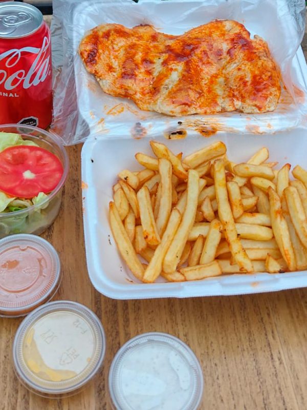 Filete de Ave a la Parrilla Anticuchera, Acompañado de Papas Fritas o Ensalada Surtida