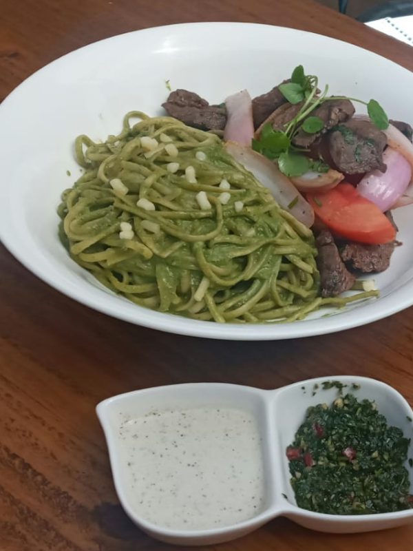 Tallarines al pesto con Lomo Saltado