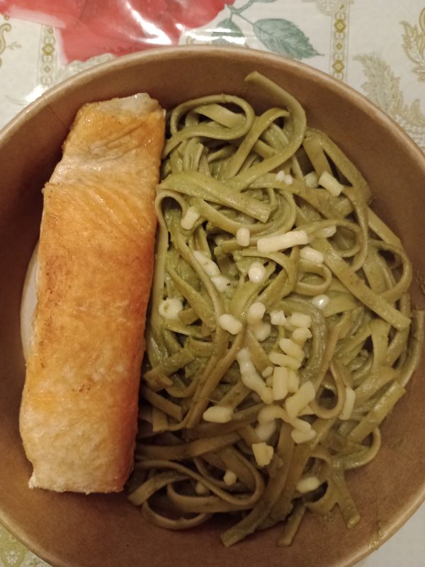 Fetuchini al Pesto con Salmón
