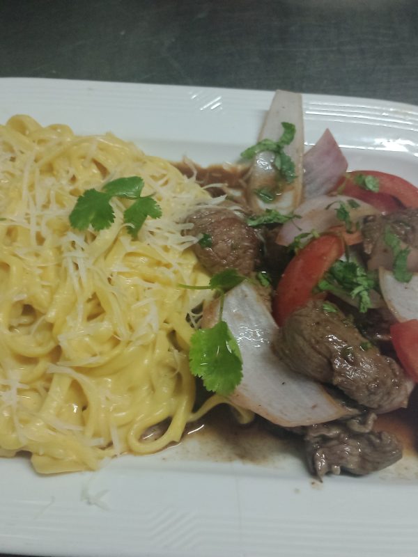 Fetuchini Huancaína con Lomo Saltado