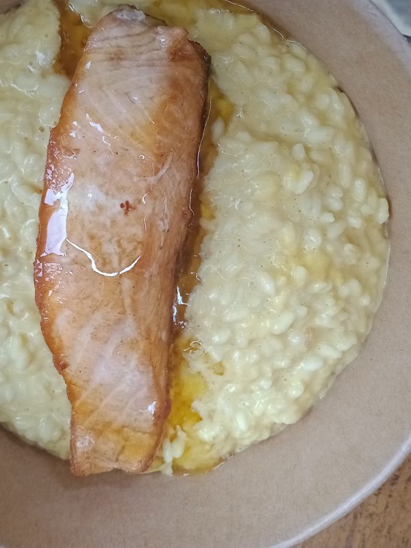 Risotto Huancaína con salmón maracuyá