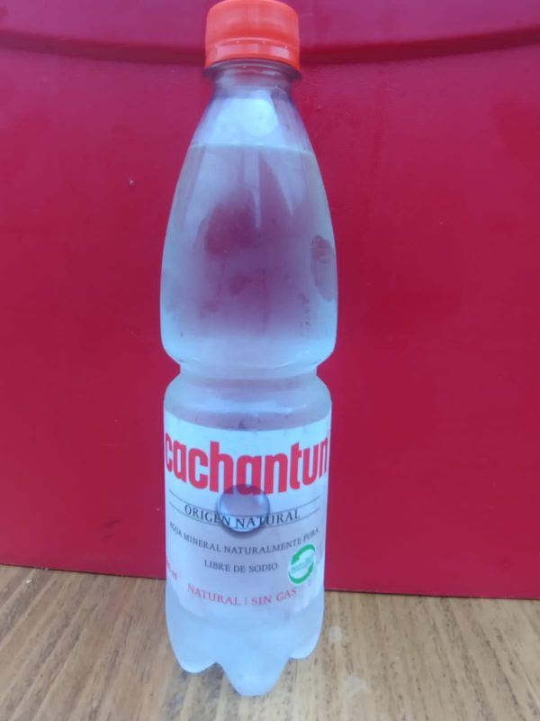 Agua mineral sin gas