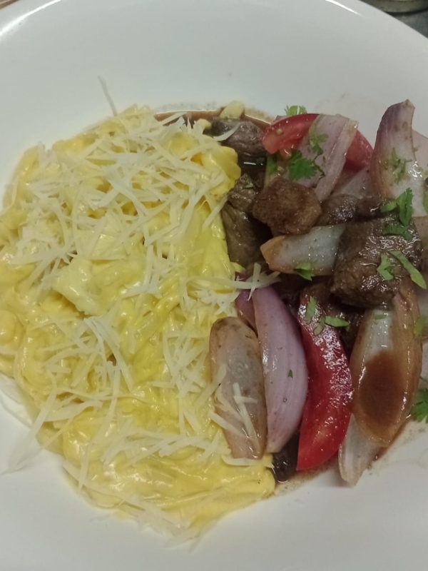 Tallarines huancaína con Lomo saltado